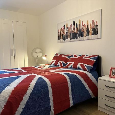 Modern, Large Independent Room With En-Suite Bathroom In Private Owned Apartment London Eksteriør bilde